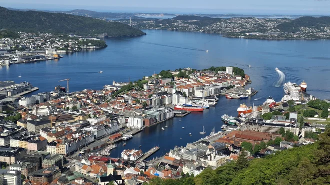 Ko se človek z vzpenjačo dvigne nad Bergen, se mu odpre nepozaben razgled. FOTO: Urša Izgoršek/Delo