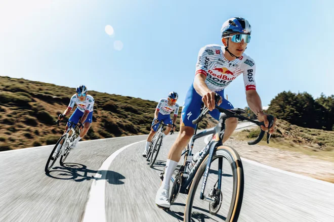 Nov dres ekipe Red Bull Bora Hansgrohe. FOTO: RBH/Oriol Castello