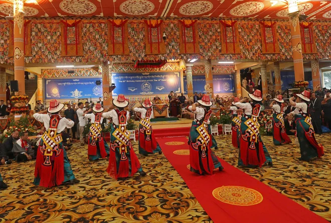 Tradicionalna plesna predstava med dogodkom, ki je potekal v čast dalajlame v glavnem tibetanskem templju v McLeod Gandžu blizu Daramšale. FOTO: Sanjay Baid/AFP