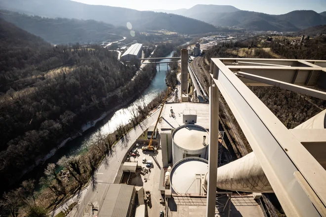 Nova slovenska zakonodaja na področju emisij je najstrožja v EU, in ko se bomo prilagodili, bomo imeli najstrožje okoljevarstveno dovoljenje in tudi najnižje mejne vrednosti v EU v cementni industriji, pravi Tomaž Vuk. FOTO: Črt Piksi/Delo