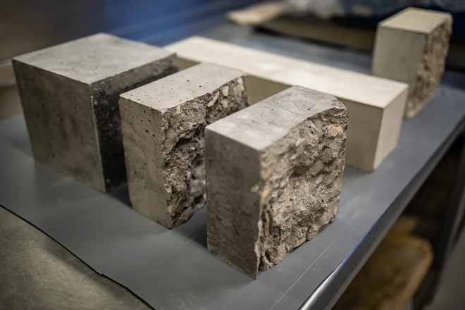 V zadnjih petih letih so zmanjšali ogljični odtis povprečnega cementa za približno šest odstotkov. FOTO: Črt Piksi/Delo 