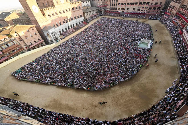 Utrinek iz treninga pred zgodovinsko konjsko dirko »Palio di Siena« v Toskani. Foto: Stefano Rellandini/Afp