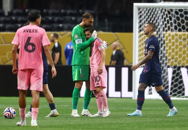 Bivša soigralcu Lionel Messi in Gianluigi Donnarumma po končani tekmi. FOTO: Kai Pfaffenbach/Reuters