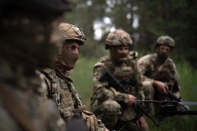 Ukrajinski branilci bodo brez dodatnega ameriškega orožja v še večjih težavah kot zdaj. FOTO: Florent Vergnes/AFP