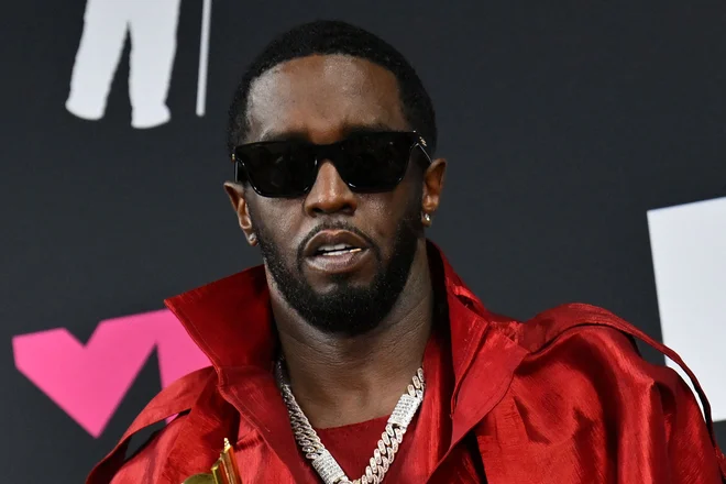 Sean »Diddy« Combs je bil obtožen kriminalnega združevanja za izsiljevanje, dveh kaznivih dejanj trgovine z ljudmi in dveh kaznivih dejanj prevoza z namenom ukvarjanja s prostitucijo. FOTO: Angela Weiss/AFP