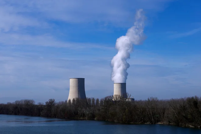 Francoski upravljalec jedrskih elektrarn EDF zaradi suše in pretoplih rek zmanjšuje proizvodnjo. FOTO: Manon Cruz/Reuters
