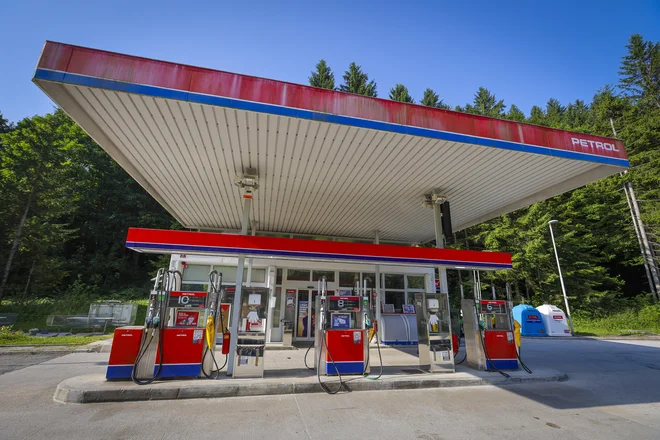 Petrol je lani ustvaril 140 milijonov dobička, ga povečal za 30 odstotkov, ukrep vlade regulacija cen na avtocesti mu bo zmanjšal dobiček za 15 milijonov, torej gre samo za pohlep in izsiljevanje prek občanov, strank Petrola. FOTO: Jože Suhadolnik