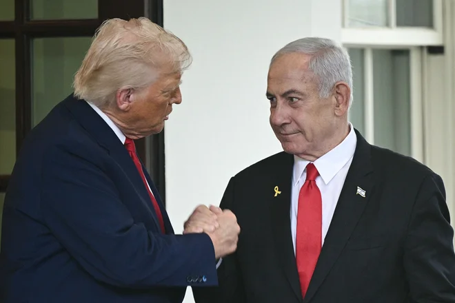 Ameriški predsednik Donald Trump in izraelski premier Benjamin Netanjahu med njegovim aprilskim obiskom v Beli hiši. Foto: Brendan Smialowski/Afp