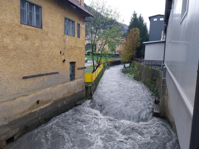 Pregrado so postavili po katastrofalnih julijskih poplavah leta 2023, a jo je župan naročil odstraniti. FOTO: PGD Cerkno