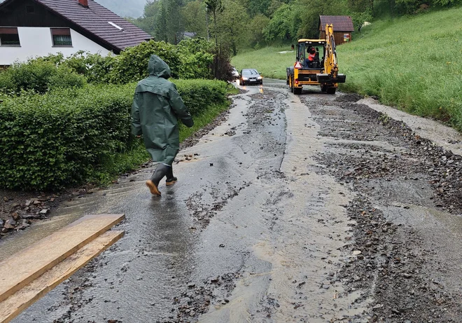 Neurje v Cerknem 5. maja letos je še dodatno poškodovalo ceste. FOTO: PGD Cerkno