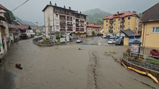 Škoda po poplavah je bila ogromna, sanacija poteka počasi. FOTO: Tine Venko
