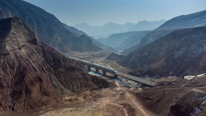 Potovanje v daljno zahodno in največjo kitajsko provinco je iz Pekinga trajalo predolgo. FOTO: Song Jialong/Reuters