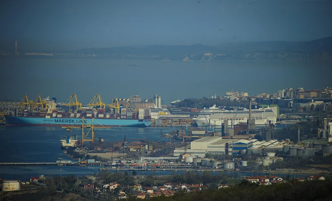 Razmere se v pomorstvu in logistiki lahko hitro spremenijo. Še na začetku leta je kazalo, da bo rast kontejnerskega pretovora v tržaškem pristanišču izjemna, zdaj pa vse kaže, da bo prometa celo za deset do dvajset odstotkov manj. Foto Jože Suhadolnik