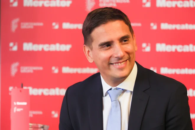Predsednik poslovodstva Mercatorja Tomislav Kramarić je poudaril, da je voda v Maximarketu danes varna. In dodal: »Vemo, da se enaka situacija ne more zgoditi.«  FOTO: Črt Piksi/Delo