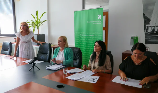 Povpraševanje po delavcih ostaja visoko, je povedala generalna direktorica zavoda Greta Metka Barbo Škerbinc (v sredini). FOTO: Črt Piksi