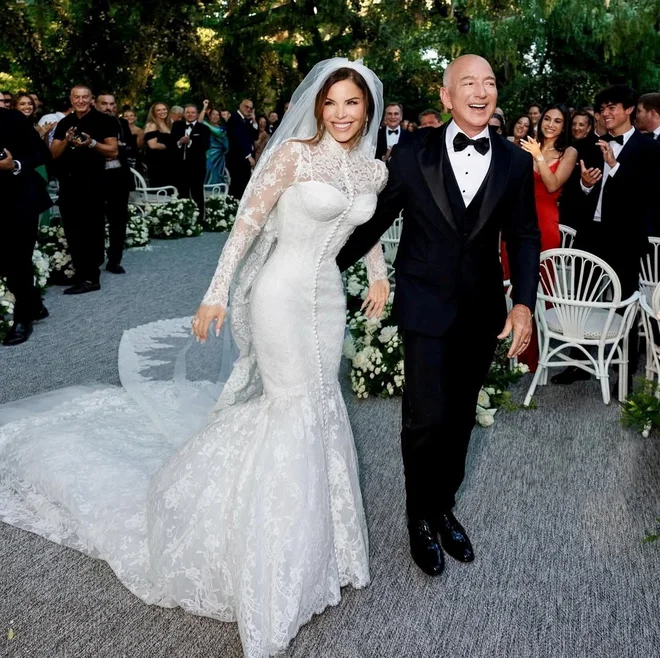 Lauren Sanchez leaves the Aman Hotel on her wedding day with Amazon's founder Jeff Bezos, in Venice on June 27, 2026. FOTO: Stefano Rellandini/ AFP