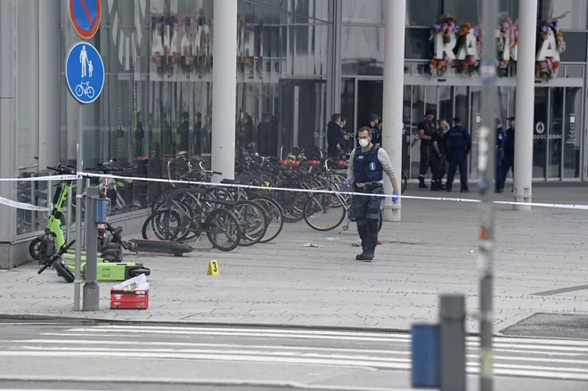 Policija je zaprla vse vhode v trgovinski center Ratina. FOTO: Saara Peltola via Reuters
