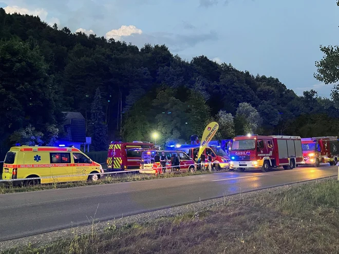 Obsežen požar je danes zvečer izbruhnil v Ljubljani. Na delu več gasilskih ekip. FOTO: R. I.