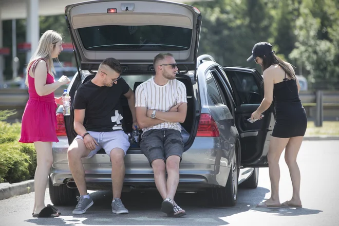 Ob daljših poteh načrtujte postanke in pazite, kaj jeste. Mastna hrana vas lahko uspava. Foto Jure Eržen