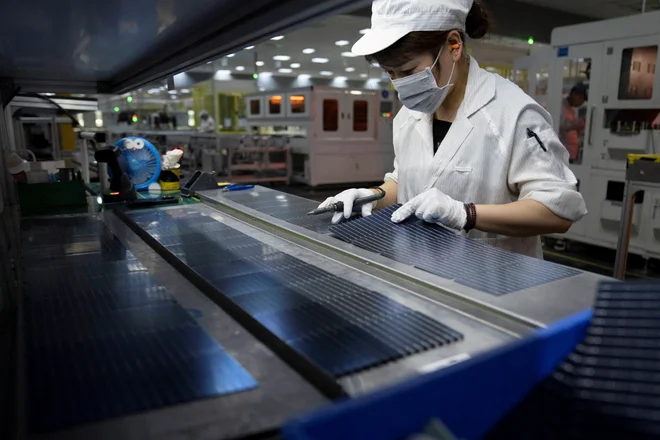 Električna vozila in solarni paneli so na primer v rokah sofisticiranih komercialnih podjetij, ki uporabljajo najsodobnejšo tehnologijo. FOTO: China Daily via Reuters