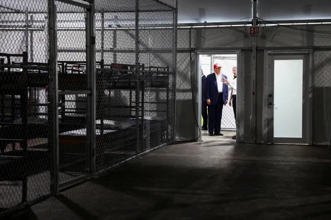 V centru bo prostora za nekaj tisoč ljudi, ki jih bo nadziralo 200 kamer, in 400-člansko osebje. Še pogradi so za rešetkami. FOTO: Evelyn Hockstein/Reuters