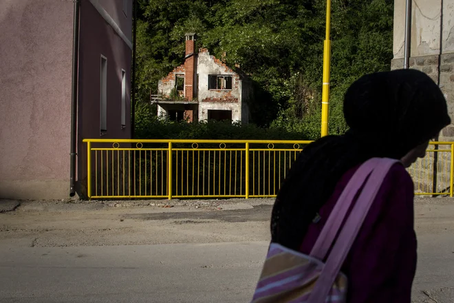 Vse zgodbe v Srebrenici so si podobne, je dejala 28-letnica, ki se je rodila dve leti po vojni. FOTO: Voranc Vogel
