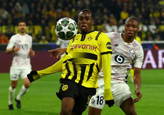 Mladi Anglež Jamie Bynoe-Gittens bo po učenju pri Borussii Dortmund kariero nadaljeval pri Chelseaju. FOTO: Thilo Schmuelgen/Reuters