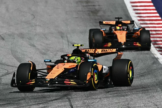 Lando Norris (spredaj) in Oscar Piastri sta glavna kandidata za naslov. FOTO: Joe Klamar/AFP