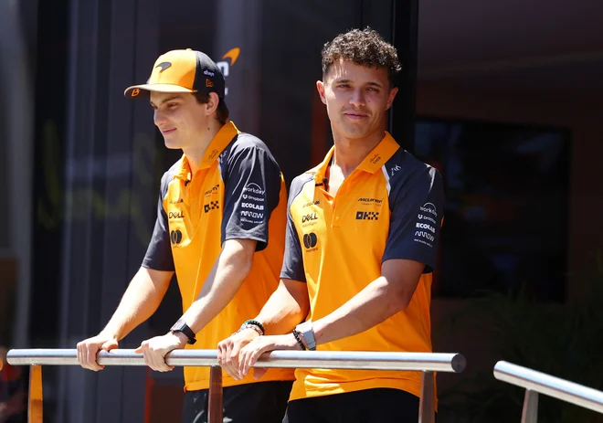 Lando Norris (desno) ima ulovljiv zaostanek za Oscarjem Piastrijem. FOTO: Albert Gea/Reuters