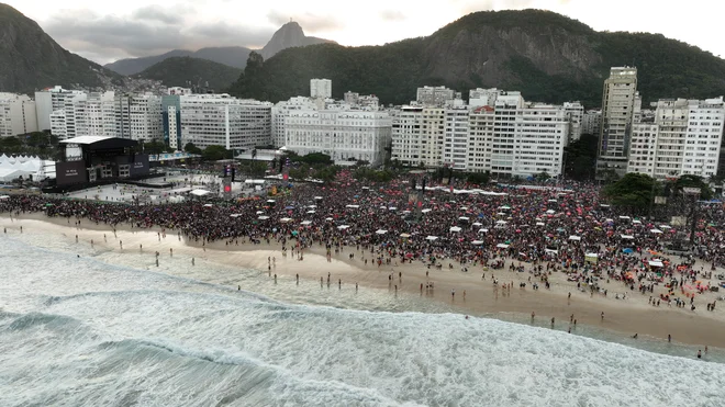 Na Copacabani, eni od najbolj znanih plaž na svetu, je bil pred dvema mesecema s koncertom Lady Gaga, na katerem so našteli približno 2,5 milijona obiskovalcev, dosežen nov rekord. FOTO:  Renato Spyrro/Reuters