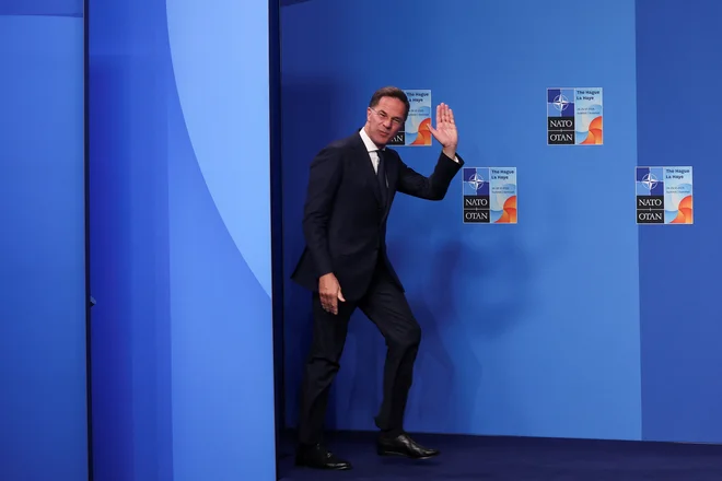 Generalni sekretar Nata Mark Rutte dobesedno kupuje čas za evropske članice Nata. FOTO: Yves Herman/Reuters