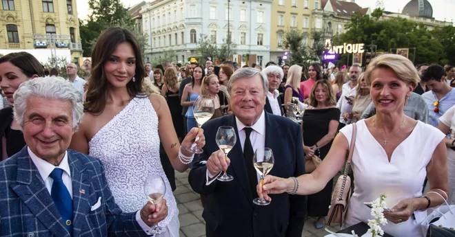Tako je Viktor Knavs dvignil kozarec v družbi z novopečeno hrvaško Miss Universe Lauro Gnjatović. Skrajno levo in skrajno desno sta Vladimir Kraljević, dolgoletni hrvaški organizator lepotnih tekmovanj in lastnik licence Miss Universe Hrvaška, ter njegova soproga Marija. Kraljević je znan tudi po tem, da ima že desetletja stike z Donaldom Trumpom, ki je sam posedoval svetovno licenco Miss Universe. FOTO: Darko Tomas/Cropix
