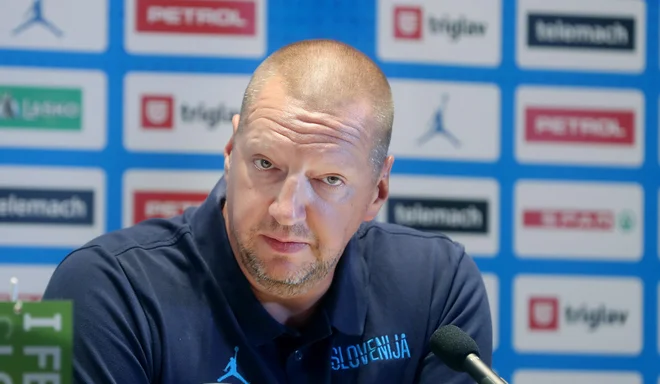 Matej Erjavec, predsednik KZS, je z veseljem sporočil novega člana ekipe. FOTO: Blaž Samec/Delo