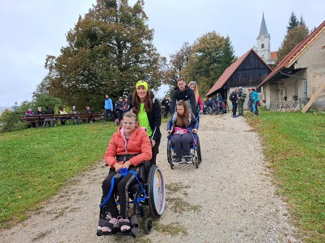 Ena pomembnejših prilagoditev je izbira prave poti s postanki in tempom po meri brez priganjanja in tekmovanja. FOTO: arhiv PZS