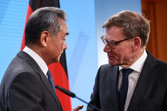Nemški vodja diplomacije Johann Wadephul in kitajski zunanji minister Wang Yi med srečanjem v Berlinu, ki ga je predstavnik azijske velesile obiskal v okviru evropske turneje. FOTO: Nadja Wohlleben/Reuters