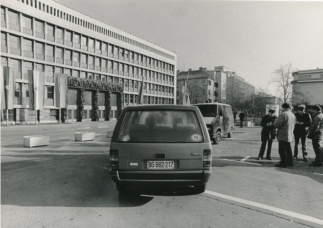 Arhivska fotografija: Miting resnice v Ljubljani 1. decembra 1989. Na tedanjem Trgu revolucije se je zbralo le kakih 40 Srbov in Črnogorcev, ki so poskušali iraziti svoje nezadovoljstvo zavoljo prepovedi mitinga. FOTO: Srđan Živulović/Delo