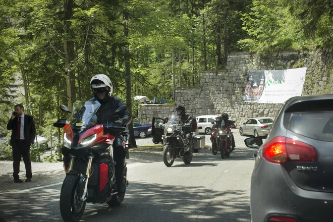Naravo motijo droni, avtomobili in motorji pa ne? FOTO: Jure Eržen