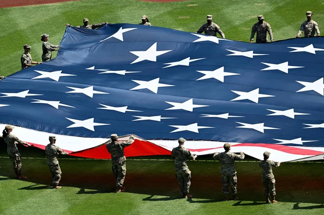 Velika ameriška zastava pred tekmo  ekip Washington Nationals in Boston Red Sox. FOTO: Greg Fiume Getty Images via AFP