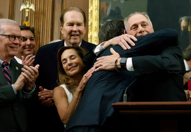 Republikanski kongresniki so se objemali po sprejemu t.i.velikega čudovitega zakona. FOTO: Kevin Dietsch Getty Images via AFP