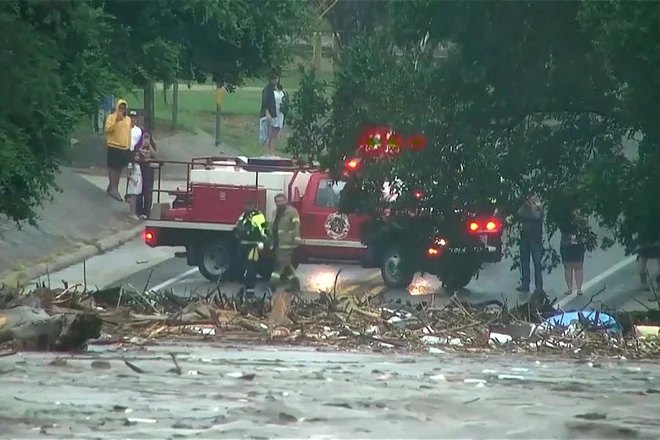Ekstremne poplave so udarile pred zoro, zaradi česar oblasti niso mogle izdati evakuacijskih odredb. FOTO: ABC Affiliate KSAT via Reuters
