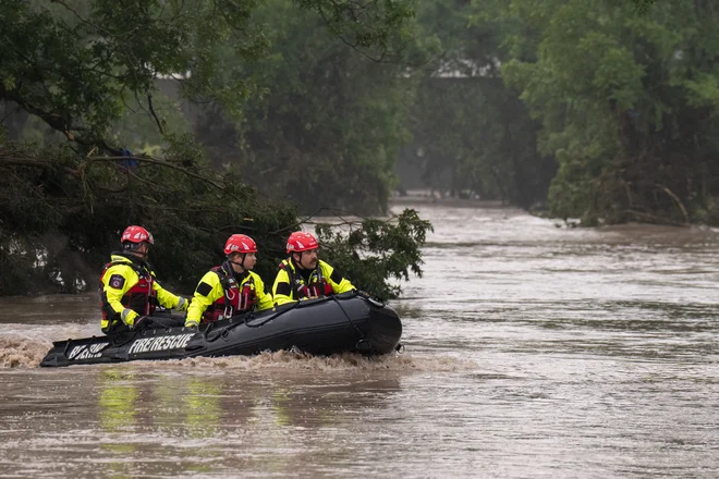 Reševalne akcije in evakuacije potekajo že od zgodnjega jutra, opozarjajo pa na možnost novih nenadnih poplav v državi. FOTO: AFP