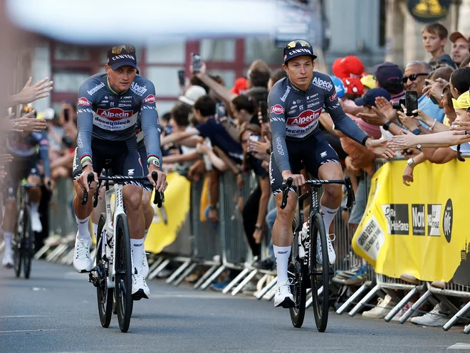 Mathieu van der Poel in Jasper Philipsen že danes lovita rumeno majico. FOTO: Benoit Tessier/Reuters