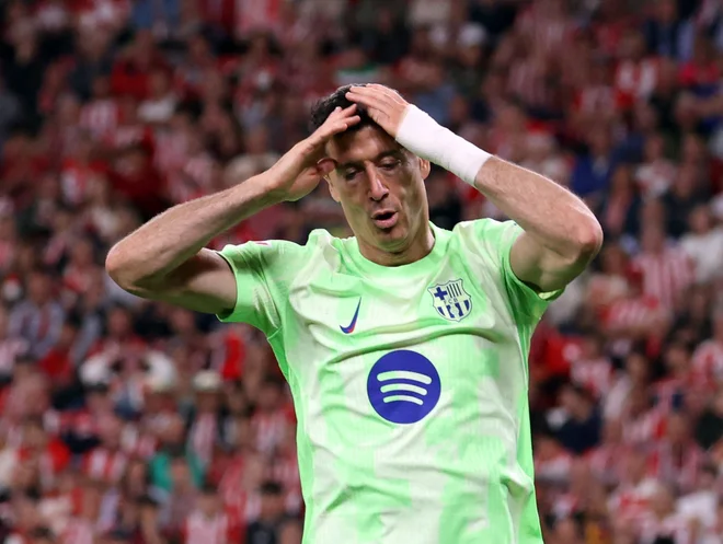 Vodstvo Barcelone (na fotografiji Robert Lewandowski) bo moralo plačati 15 milijonov evrov. FOTO: Pankra Nieto/Reuters