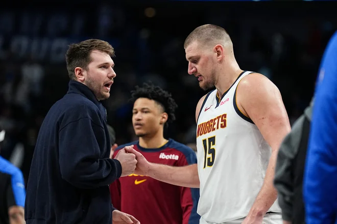 Luka Dončić in Nikola Jokić se odlično razmeta. FOTO: Glenn James/AFP
