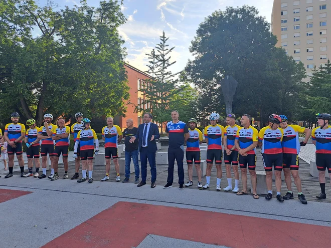 Kolesarje, med njimi tudi eno kolesarko, je na pot pospremil tudi slovenski veleposlanik v Bosni in Hercegovini Damijan Sedar. FOTO: Špela Kuralt/Delo
