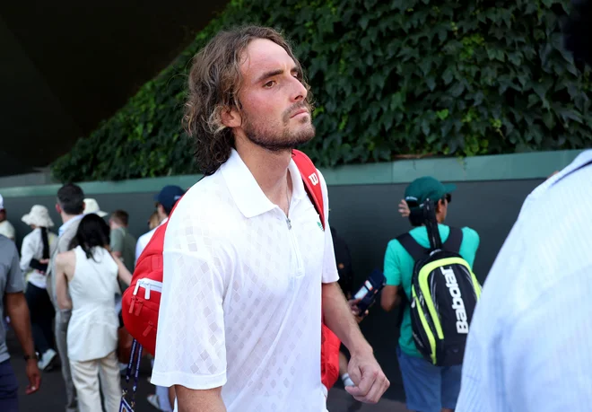 Stefanos Tsitsipas se je letos hitro poslovil od turnirja v Wimbledonu. FOTO: Isabel Infantes/Reuters