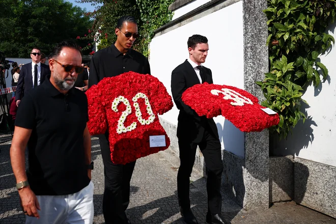 Liverpoolov kapetan Virgil van Dijk je nosil venec z vrtnicami za Dioga Joto, njegov soigralec Andy Robertson pa za Andreja Silvo. FOTO: Pedro Nunes/Reuters