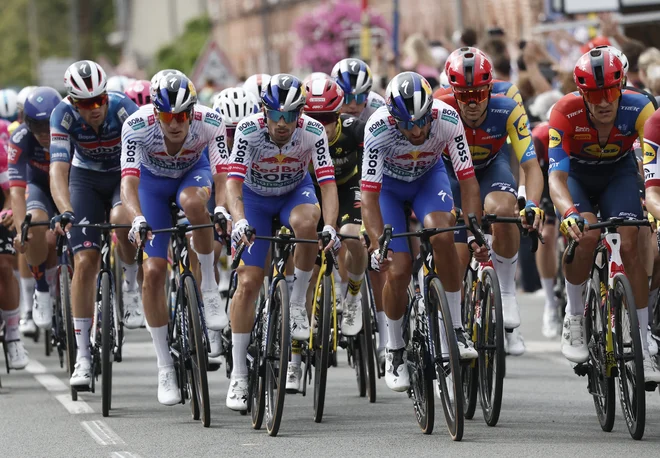 Primož Roglič je z rdečimi biki zaostal za zmagovito skupino. FOTO: Benoit Tessier/Reuters