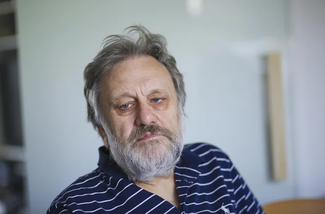 Filozof Slavoj Žižek v navidezni zmedi prepoznava transgresivno notranjo logiko. FOTO: Jože Suhadolnik