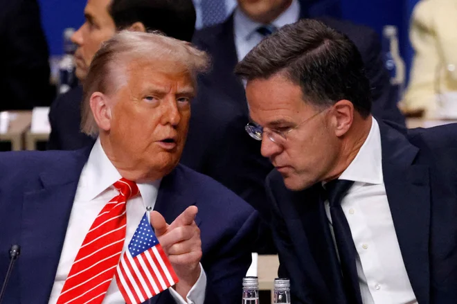 Svetovni voditelji v dinamiki s Trumpom prostovoljno prevzemajo vlogo otrok. FOTO: Ludovic Marin/Reuters